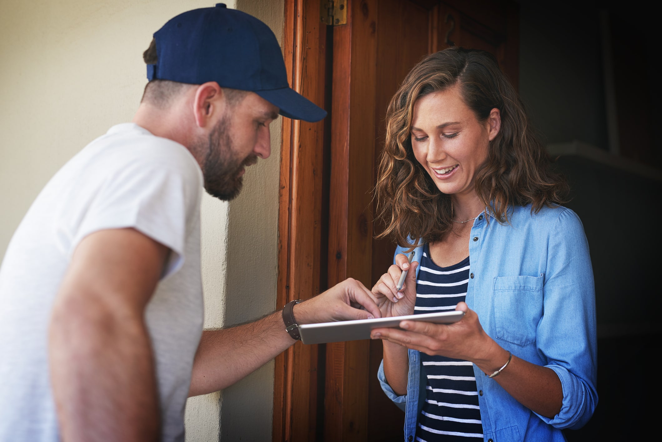 tradesman getting signature of customer on tablet